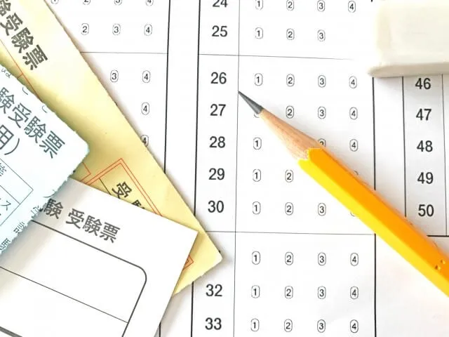 試験用紙と鉛筆と消しゴムのセット