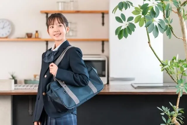 玄関で準備を整える学生の姿