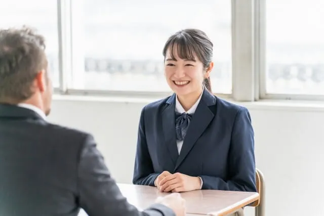 面接で笑顔のスーツ姿の学生