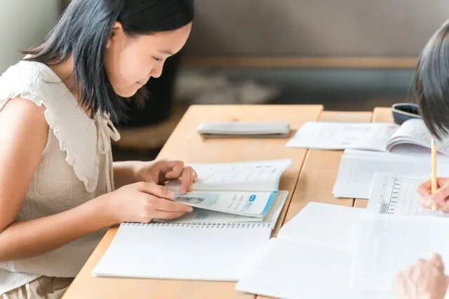 勉強に集中する学生たちの様子