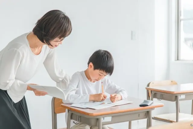 教室で先生が生徒に教える様子