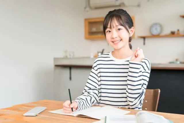 リビングでくつろぐ女性の笑顔