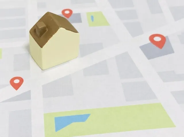 地図上の家と位置情報アイコン